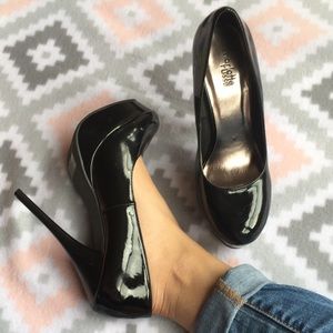 Black pumps